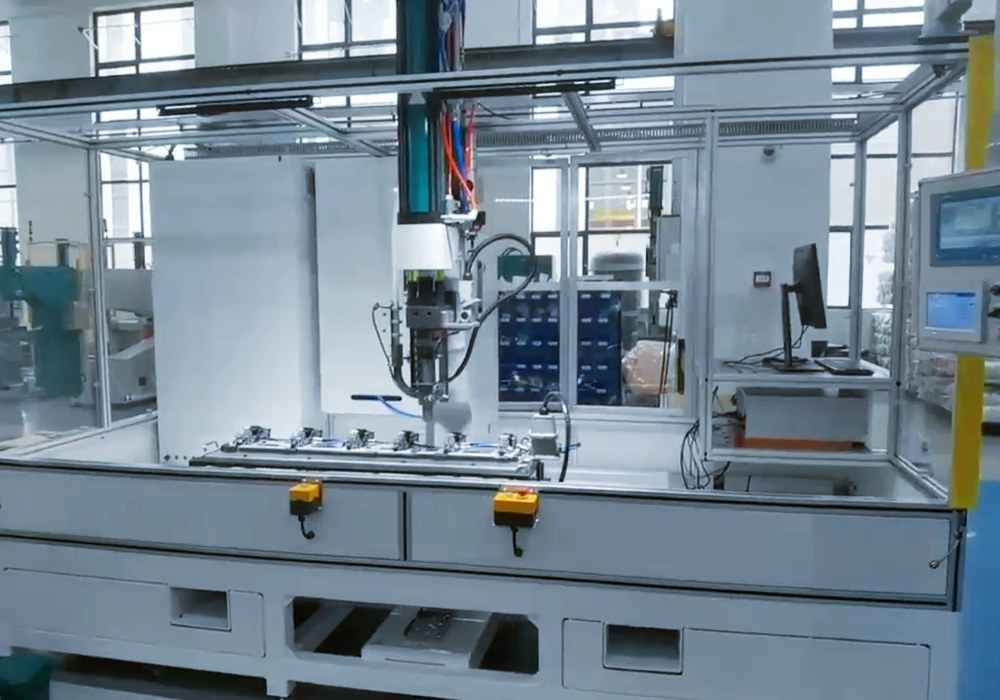 SIMITCH automotive riveting workstation for per-joint monitoring