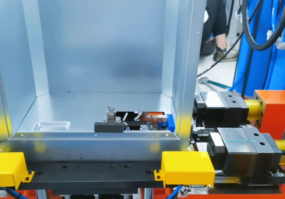 SIMITCH coated metal frame joining station for mounting assemblies